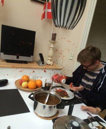 吃个泡面 看着现场怎么那么血腥