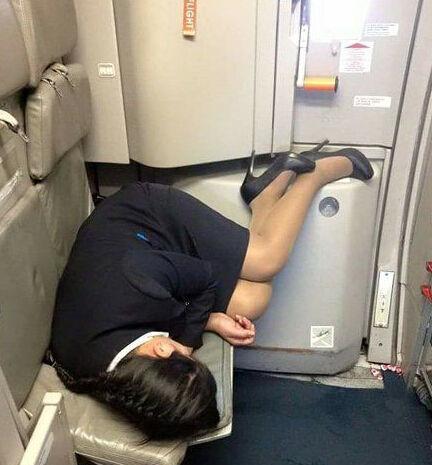 空姐睡觉姿势实拍图片