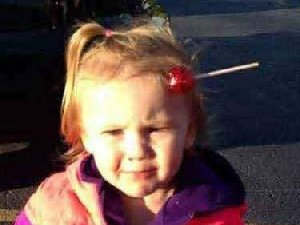 刚才摔了一跤，谁看见我的棒棒糖了！