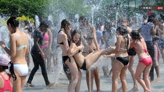 夏天男人们最喜欢这种场景了 好凉快啊