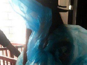 妹子，雨衣不是这么穿的