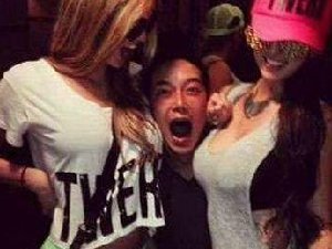 骚年被美女夹击了