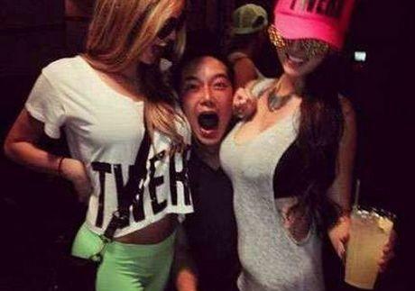 骚年被美女夹击了