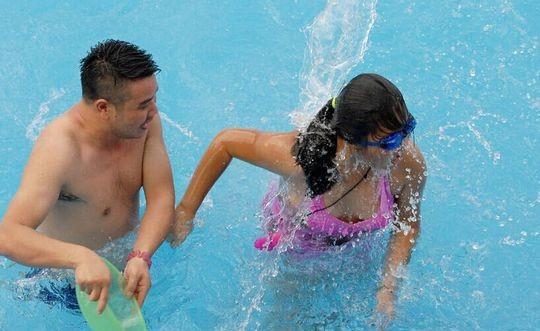 猥琐大叔水里调戏美女