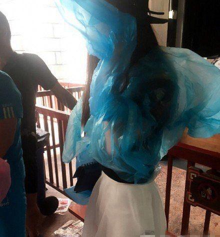 妹子，雨衣不是这么穿的