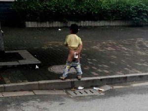 这孩子在街上就这样 不太好吧