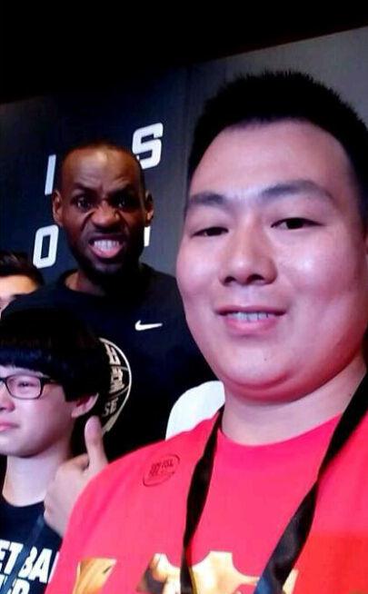 詹姆斯这个表情又调皮了