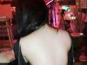 天气太热，妹子都受不了了