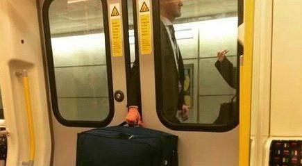 坐地铁最怕碰到这个好尴尬