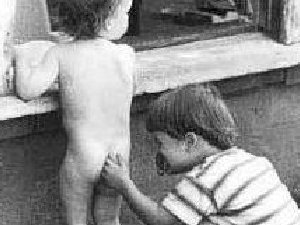 这熊孩子从小就重口味