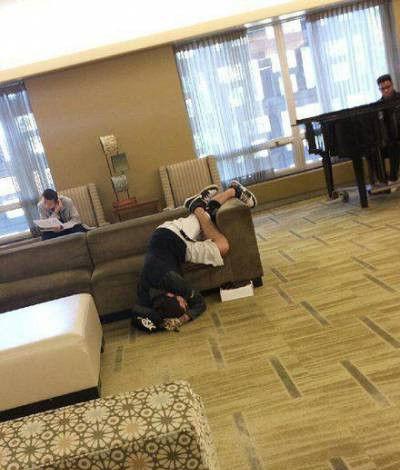 这哥们昨晚偷鸡去了啊 困成这样了