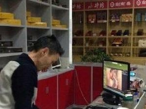 刚刚去楼下小卖部看到的