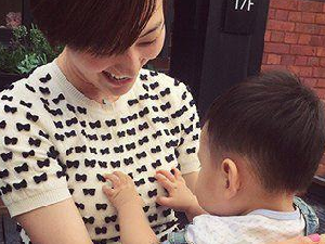 熊孩子摸奶的手法挺娴熟啊