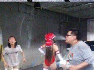 原来照片的背后有两个如此默默付出的