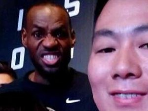 詹姆斯这个表情又调皮了