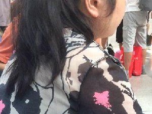 妹子，衣服反着穿是不是凉快呢？