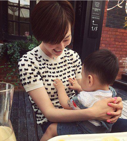 熊孩子摸奶的手法挺娴熟啊