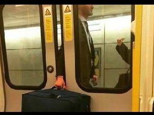 坐地铁最怕碰到这个好尴尬