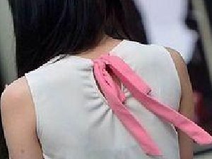 美女紧身裤出点小意外……