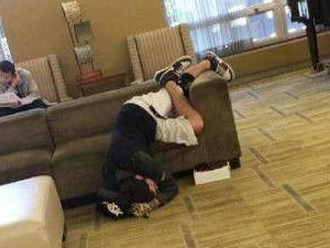 这哥们昨晚偷鸡去了啊 困成这样了