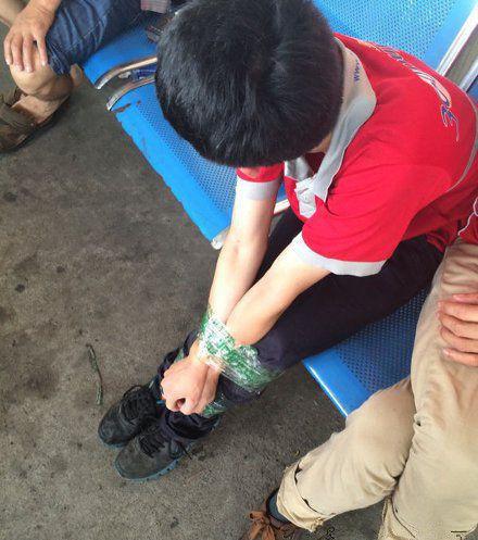 熊孩子闹腾之后 被老爸给惩罚了