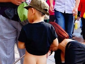 这个儿童在大庭广众之下走光了