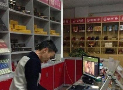 刚刚去楼下小卖部看到的