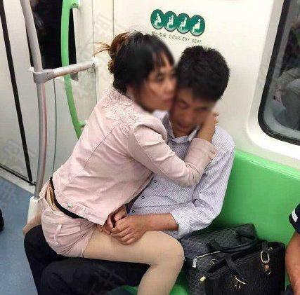 大姐，啥事不能回家说呢