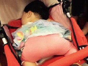 熊孩子这睡姿我真是看醉了