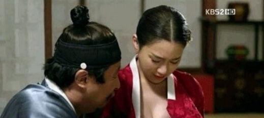 这角度好像在摸胸