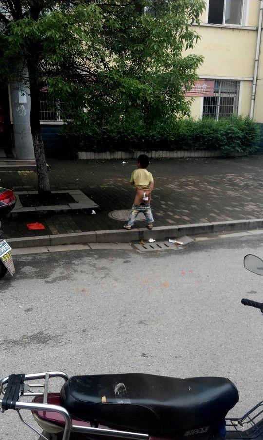 这孩子在街上就这样 不太好吧