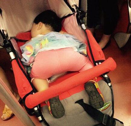 熊孩子这睡姿我真是看醉了