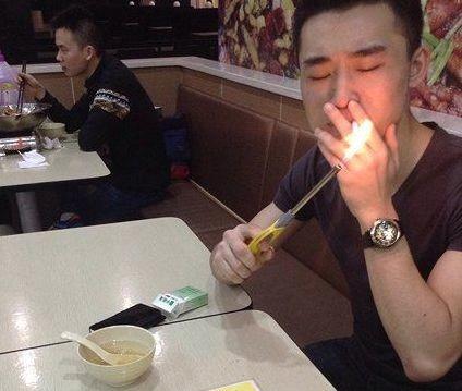 哥们这打火机够高科技啊