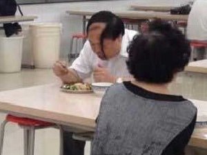 大哥的发型好别致啊