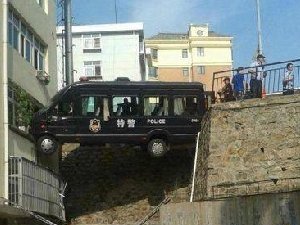 特警极限车技 佩服佩服