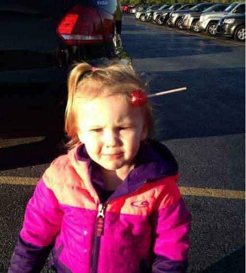 刚才摔了一跤，谁看见我的棒棒糖了！