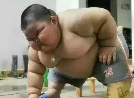 儿童小胖子搞笑图 吃太多就是这个下场了