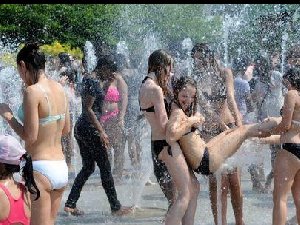 夏天男人们最喜欢这种场景了 好凉快啊