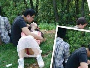 在夏天情侣恩爱时要注意 小心走光啊