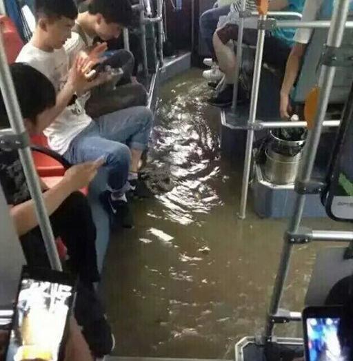 下暴雨之后的公交车内 大家都很淡定