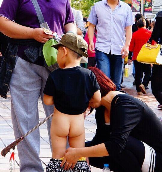 这个儿童在大庭广众之下走光了