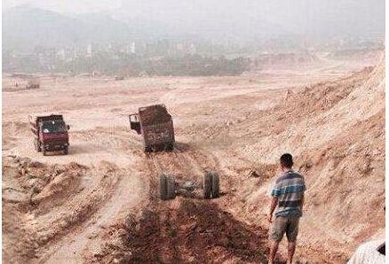 大哥回来，你车掉零件了