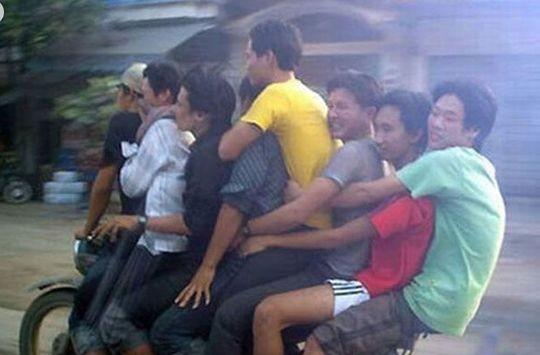 开挂摩托车载人 怎么感觉有爆菊串的味道