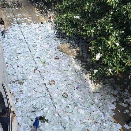 毕业季的校园 全是茫茫垃圾堆