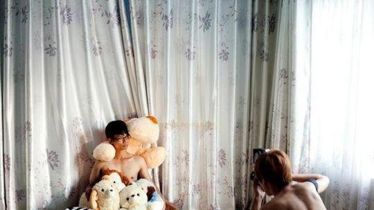 屌丝男子拍个照片 很吃力哈哈