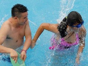 猥琐大叔水里调戏美女