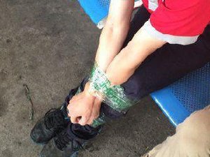 熊孩子闹腾之后 被老爸给惩罚