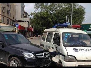 还好是个奔驰 不然会不会遭暴