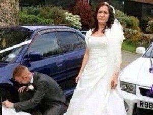 结婚当天新娘很尴尬额