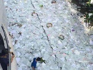 毕业季的校园 全是茫茫垃圾堆